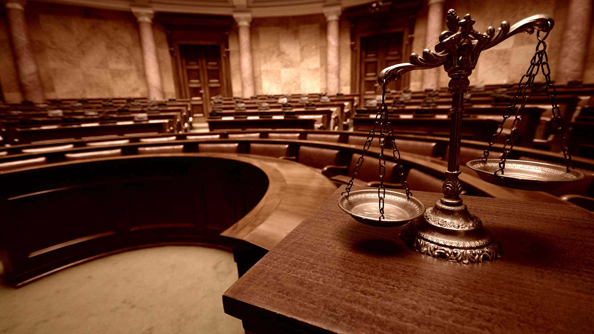 Balanza de justicia en una sala institucional